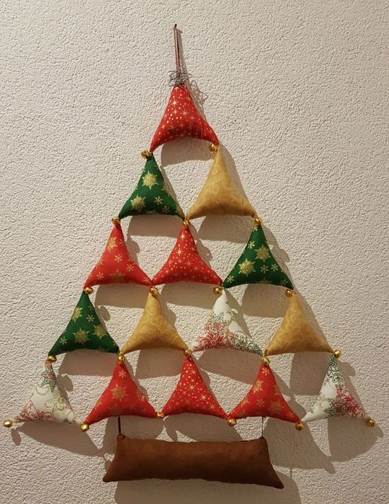 arbol de navidad de pared hecho con triangulos de tela 1