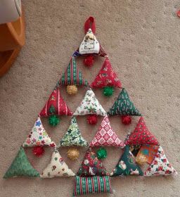 arbol de navidad de pared hecho con triangulos de tela 3