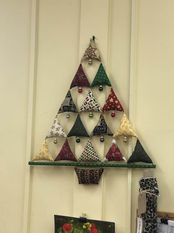 arbol de navidad de pared hecho con triangulos de tela 4