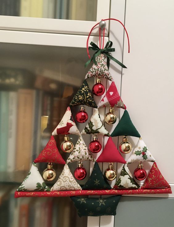 arbol de navidad de pared hecho con triangulos de tela 6