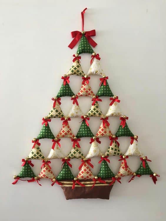 arbol de navidad de pared hecho con triangulos de tela 7