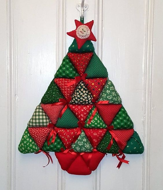arbol de navidad de pared hecho con triangulos de tela 8