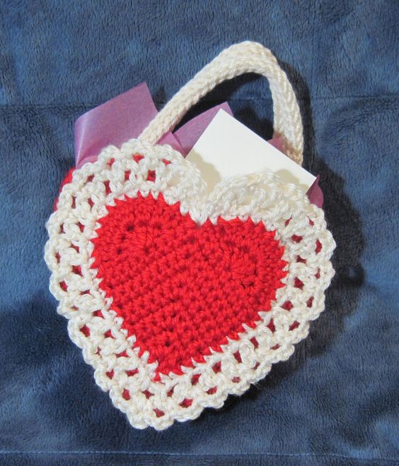 bolso de ganchillo en forma de corazon 7