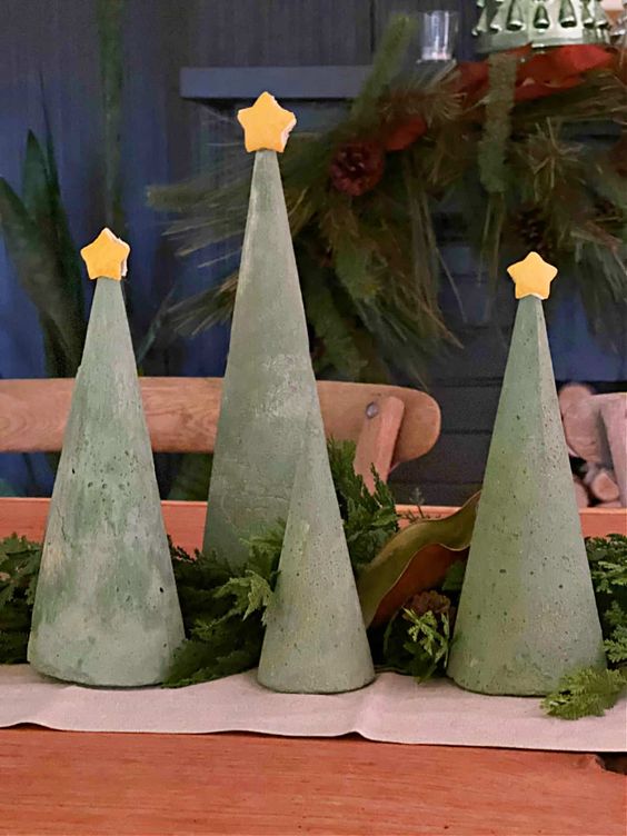 decoracion navidena con conos de cemento