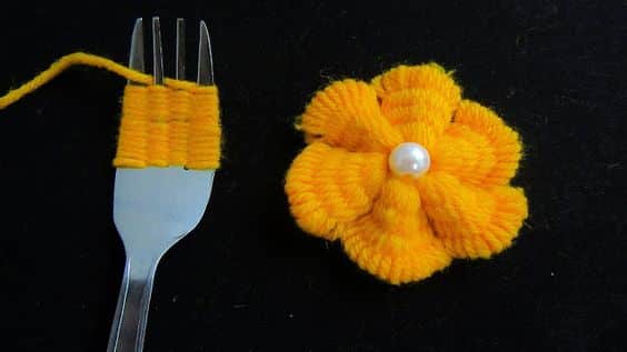 flor de ganchillo con tenedor 3